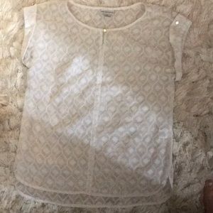 Short sleeve, see-through blouse. Lace pattern